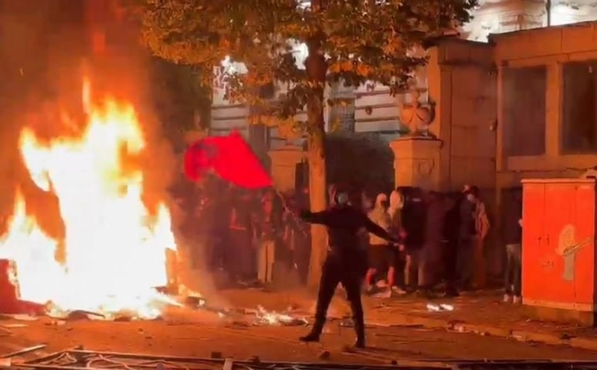 Vijojnë tensionet  studentët ndezin tre zjarre në rrugë dhe refuzojnë të shpërndahen