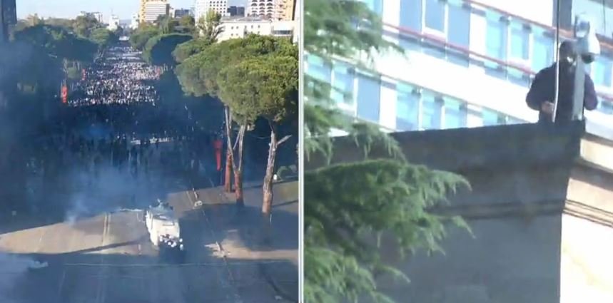 Përplasjet kulmojnë te Kryeministria  Policia sulmon turmën me ujë me presion e gaz lotsjellës  efektivët qëllojnë edhe nga tarraca e godinës 