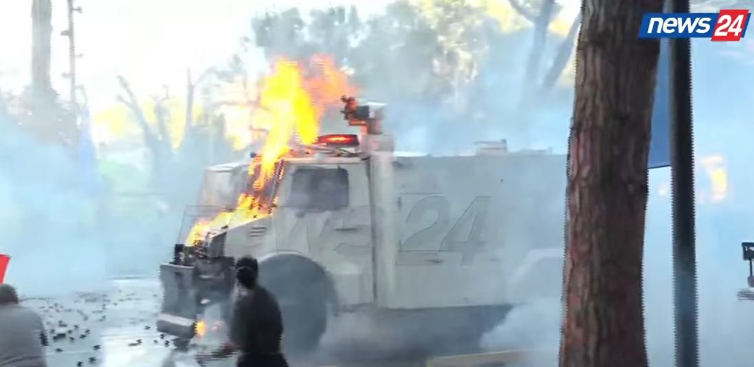 Goditet me molotov një tjetër autoblindë e policisë  mjeti përfshihet nga flakët