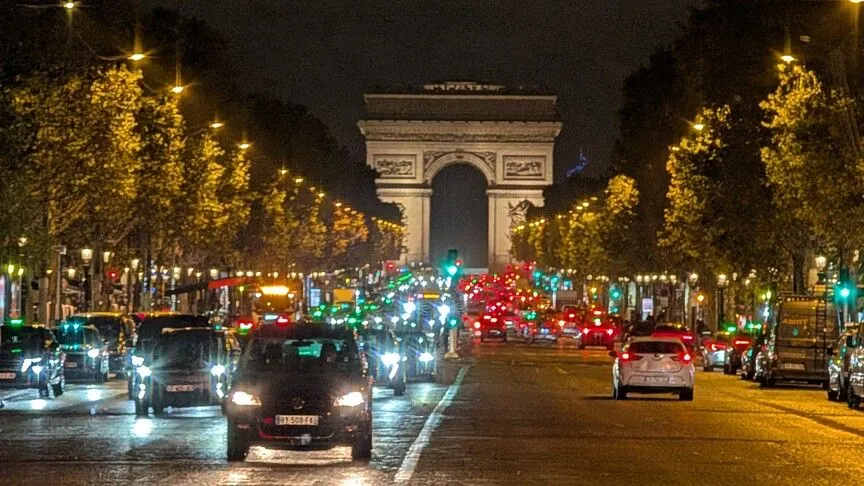 Parisi vendos orë policore për natën e tretë radhazi në pjesë të kryeqytetit