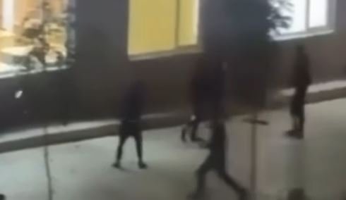  VIDEO  Persona të paidentifikuar thyejnë xhamat e konviktit te Qyteti Studenti  frikë mes të rinjve  Nuk janë protestues