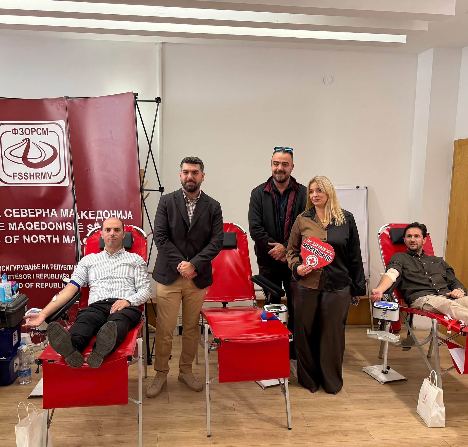 Amir Elezi  Drejtori Zllatko Perinski dhe zëvendësdrejtori Sedat Bislimi iu bashkuan punonjësve të Fondit të Sigurimit Shëndetësor në aksionin e dhurimit të gjakut