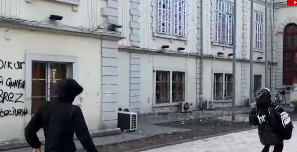Sërish tensione dhe përplasje ditën e tretë së protestës  Protesta dhe në disa qyetet të tjera 