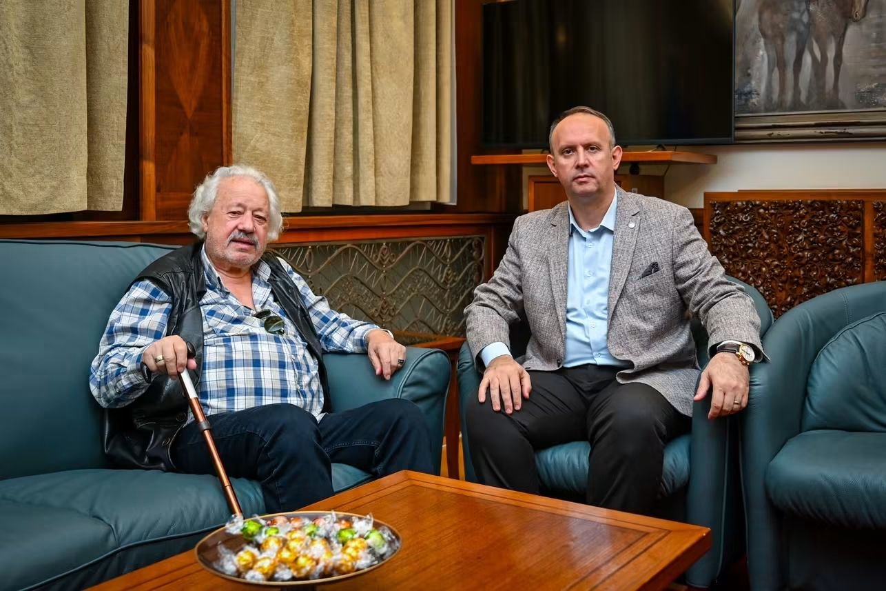 Gashi pret në Kuvend aktorin Bajrush Mjaku  53 vite karrierë dhe kontribut në skenën shqiptare