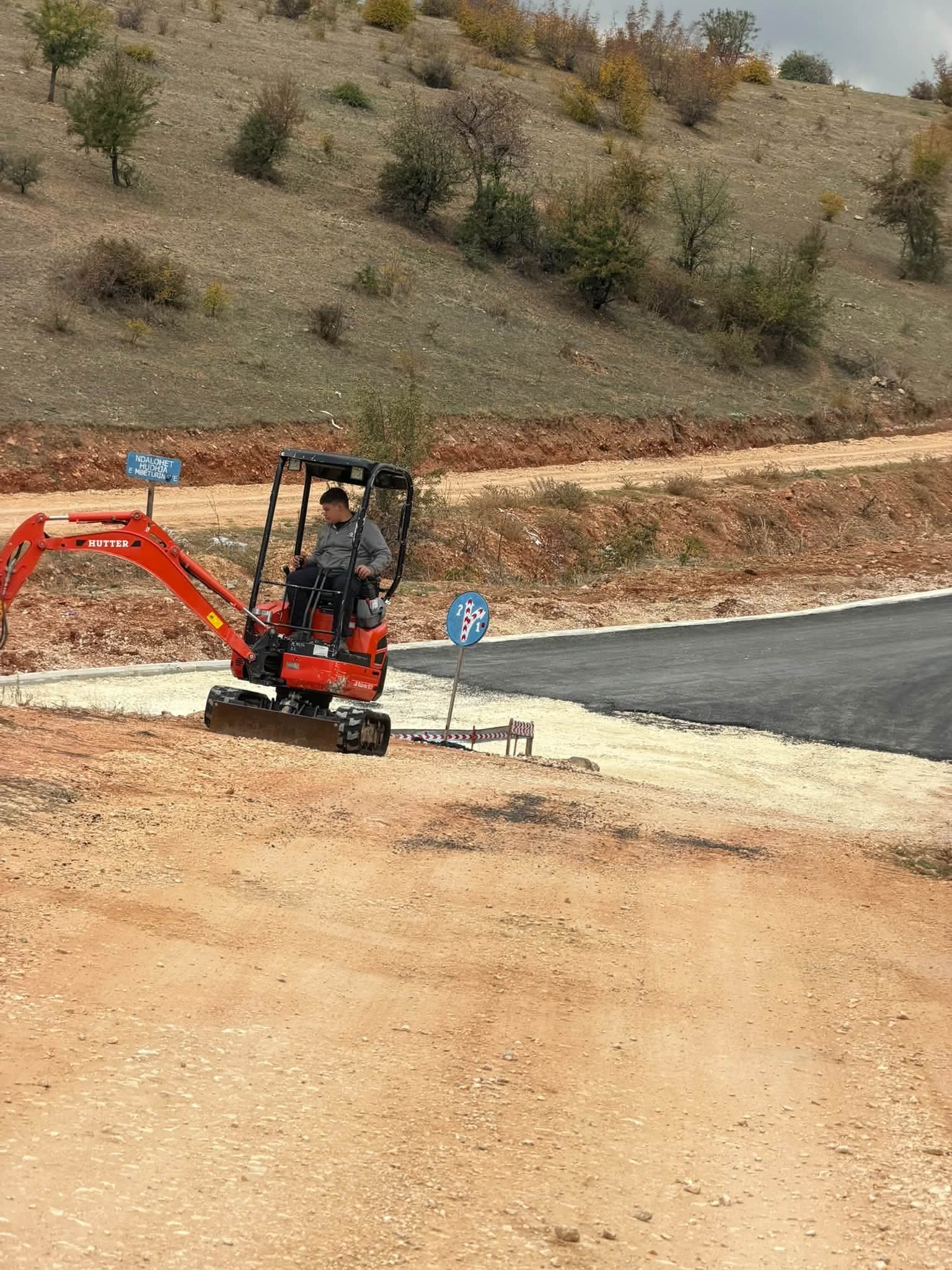 Daut Beqiri  Vazhdojmë me asfaltimet në Haraçinë 