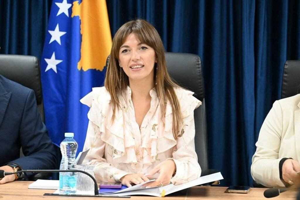 Albulena Haxhiu viziton Shkupin  policia njofton masa të veçanta në komunikacion