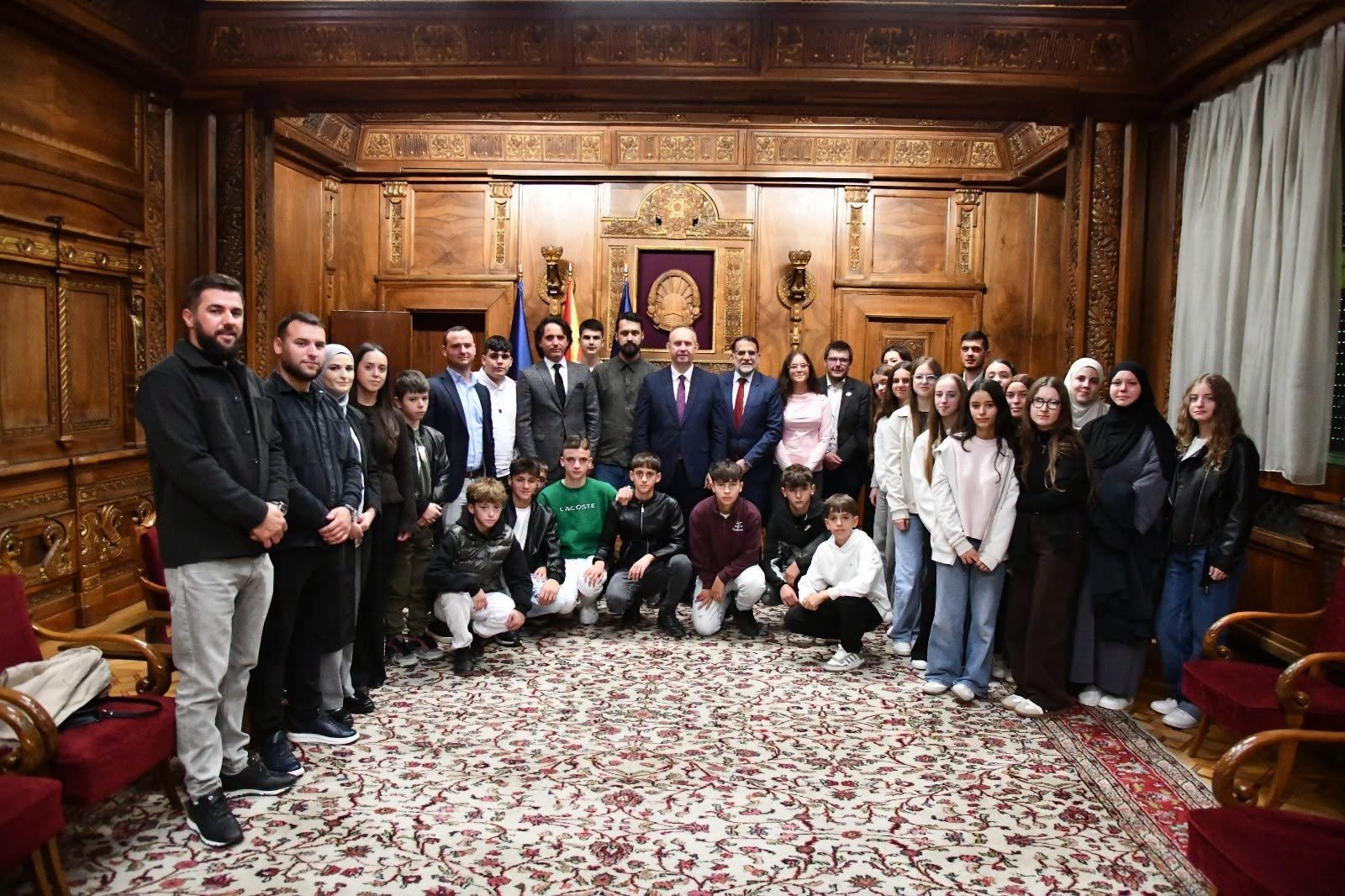 Afrim Gashi pret nxënësit e shkollës  Mustafa Kemal Atatürk  në Kuvend