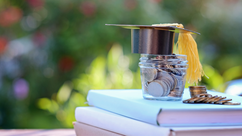 Fondacioni ALBIZ shpalli konkurs për ndarjen e 175 bursave studentore  aplikimi deri më 20 nëntor