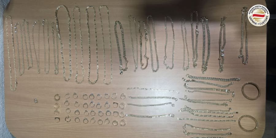 Dauti  E fshehu arin në jastëkun e qafës  por doganierët ia zbuluan  Sekuestrohen bizhuteri me vlerë 4 milionë denarë 