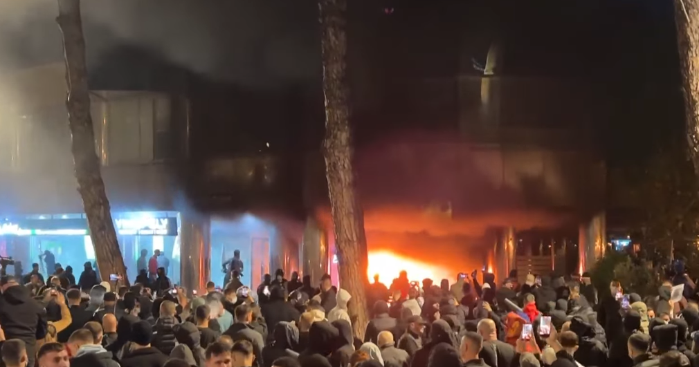 Tensione pranë Kryeministrisë  i vihet flaka një biznesi te dy kullat përballë Piramidës