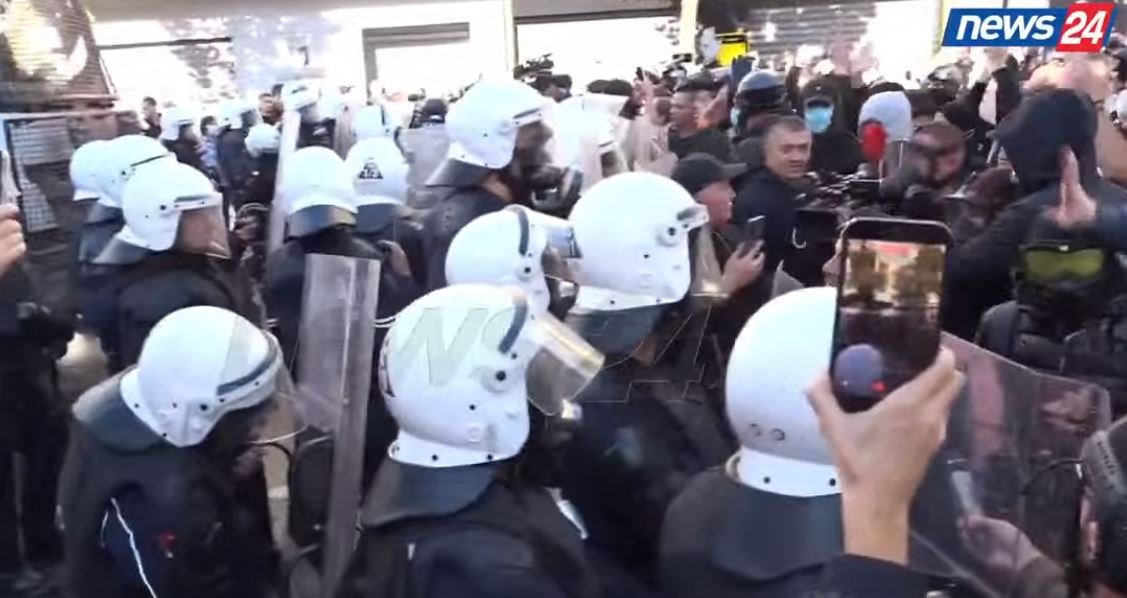 Pas dhunës brutale  protestuesit thirrje policisë  Hiqni uniformat 