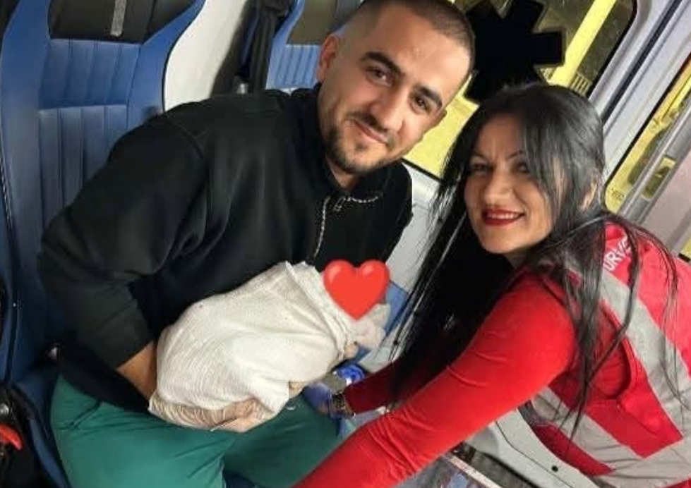 Një lindje e veçantë në autoambulancë  ekipi i Ndihmës së Shpejtë ndihmon në ardhjen në jetë të foshnjës