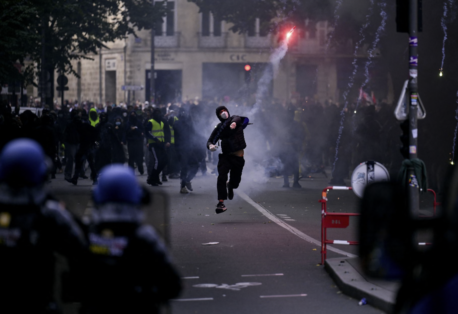 Macron kritikon  dhunën e pakontrolluar  pas ditëve të trazirave dhe 2 mijë e 400 arrestimeve në të gjithë Francën