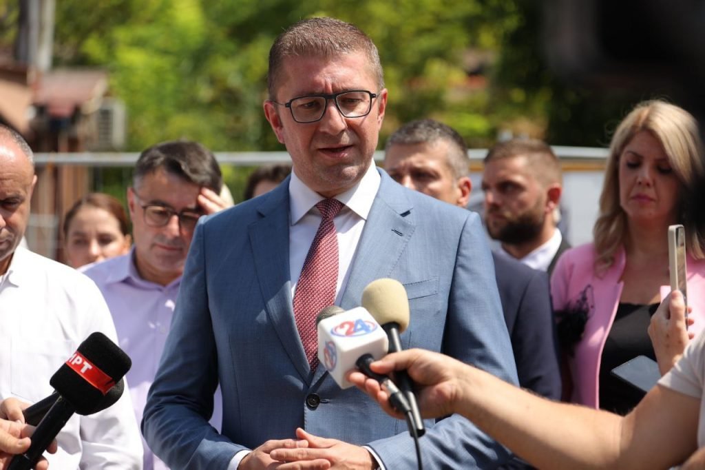 Mickoski studentëve  Udhëtoni  mësoni  por kthehuni në Maqedoni