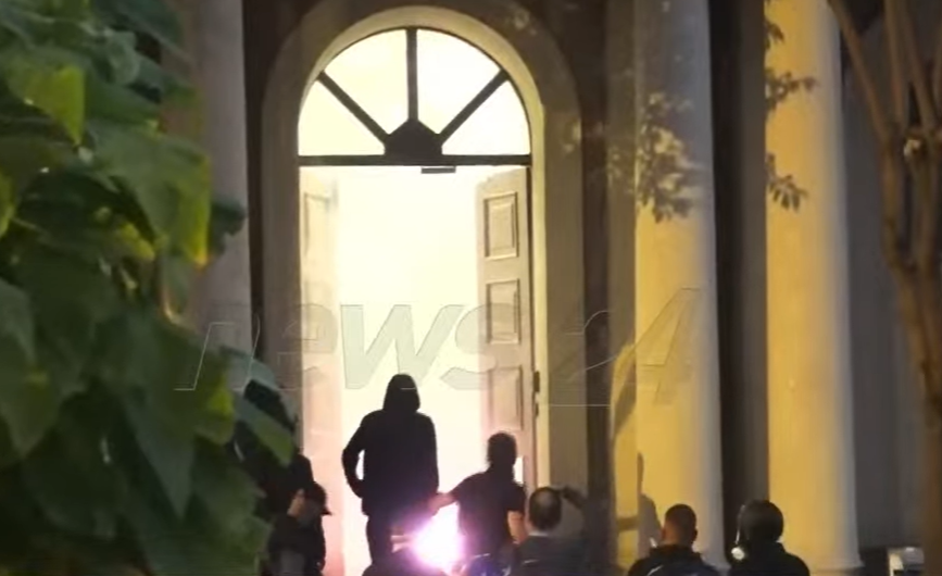 Protestuesit hapin derën e Kryesisë së Kuvendit  ndizet zjarr te hyrja e godinës 