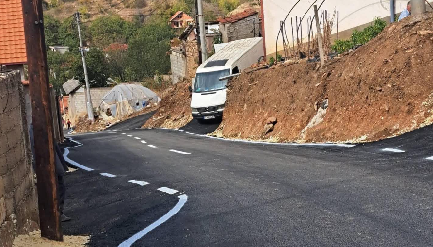 Luboten  banorët nuk presin komunën  asfaltojnë vetë rrugën e fshatit