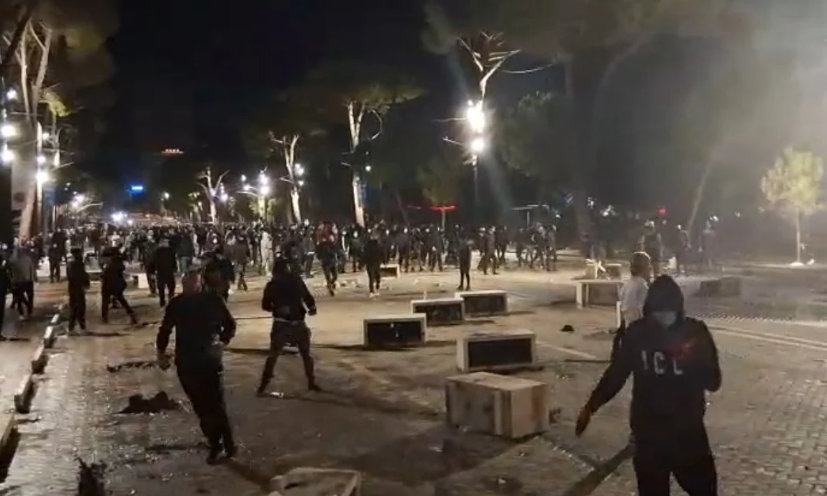 14 policë të Ramës të lënduar dhe 35 persona të shoqëruar pas protestës në Tiranë