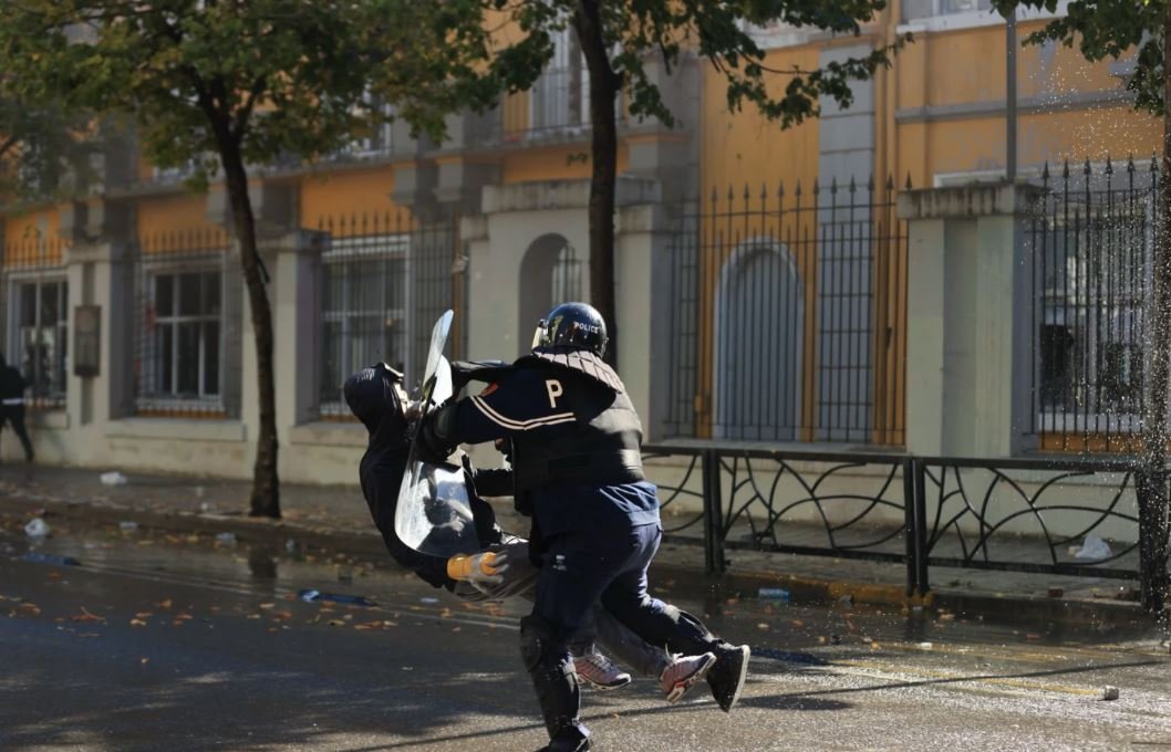 U përplas në tokë forcërisht dhe u dhunua brutalisht nga policia gjatë protestës   Dëmtim në kokë dhe humbje kujtese   detaje nga gjendja shëndetësore e të riut