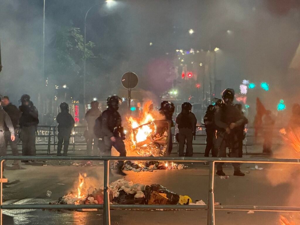 Pas përplasjeve me policinë  protestuesit sot pritet të mblidhen sërish në mëngjes