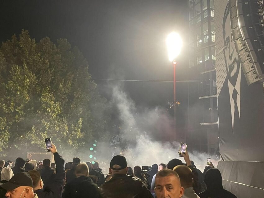 PK  20 policë të lënduar  12 protestues dhe një gazetar kërkuan ndihmë mjekësore