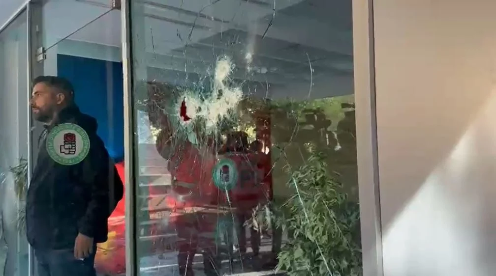 Protestuesit hedhin gurë drejt selisë së PS së  policia e Ramës ndërhyn me gaz lotsjellës