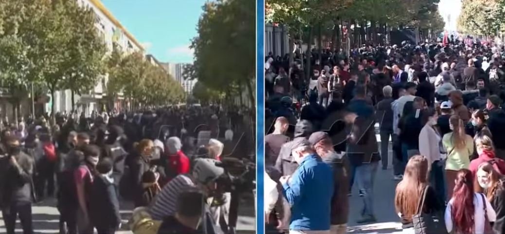  VIDEO  Tension te Ministria e Arsimit   Policia rrethon hyrjen e godinës  protestuesit mbeten të vendosur