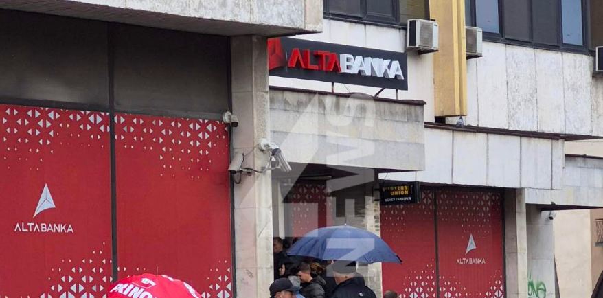  VIDEO  Qytetarët presin në radhë para Alta Bankës në Manastir për të tërhequr para