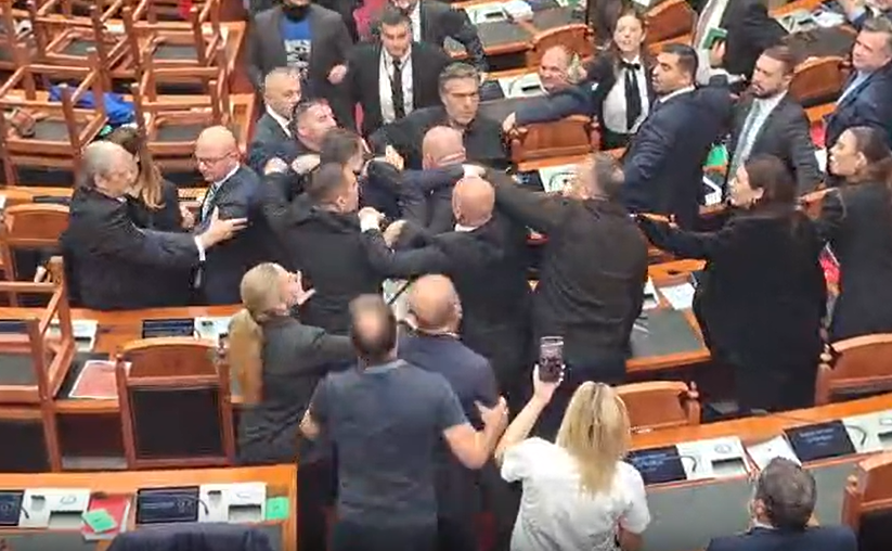 Sherr masiv në Parlament  deputeti i PD përplaset fizikisht me ish ministrin e Brendshëm