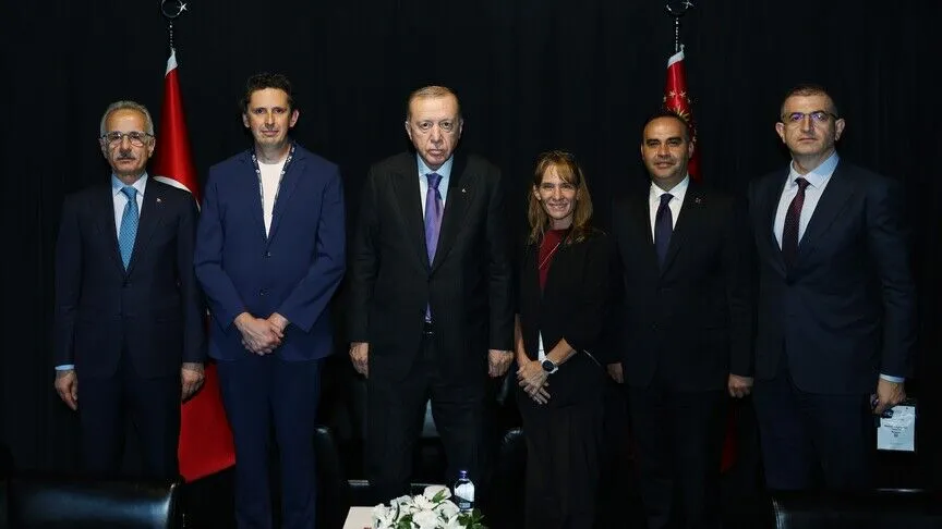Presidenti Erdogan pret në takim drejtues të lartë të kompanisë SpaceX në konferencën e aviacionit
